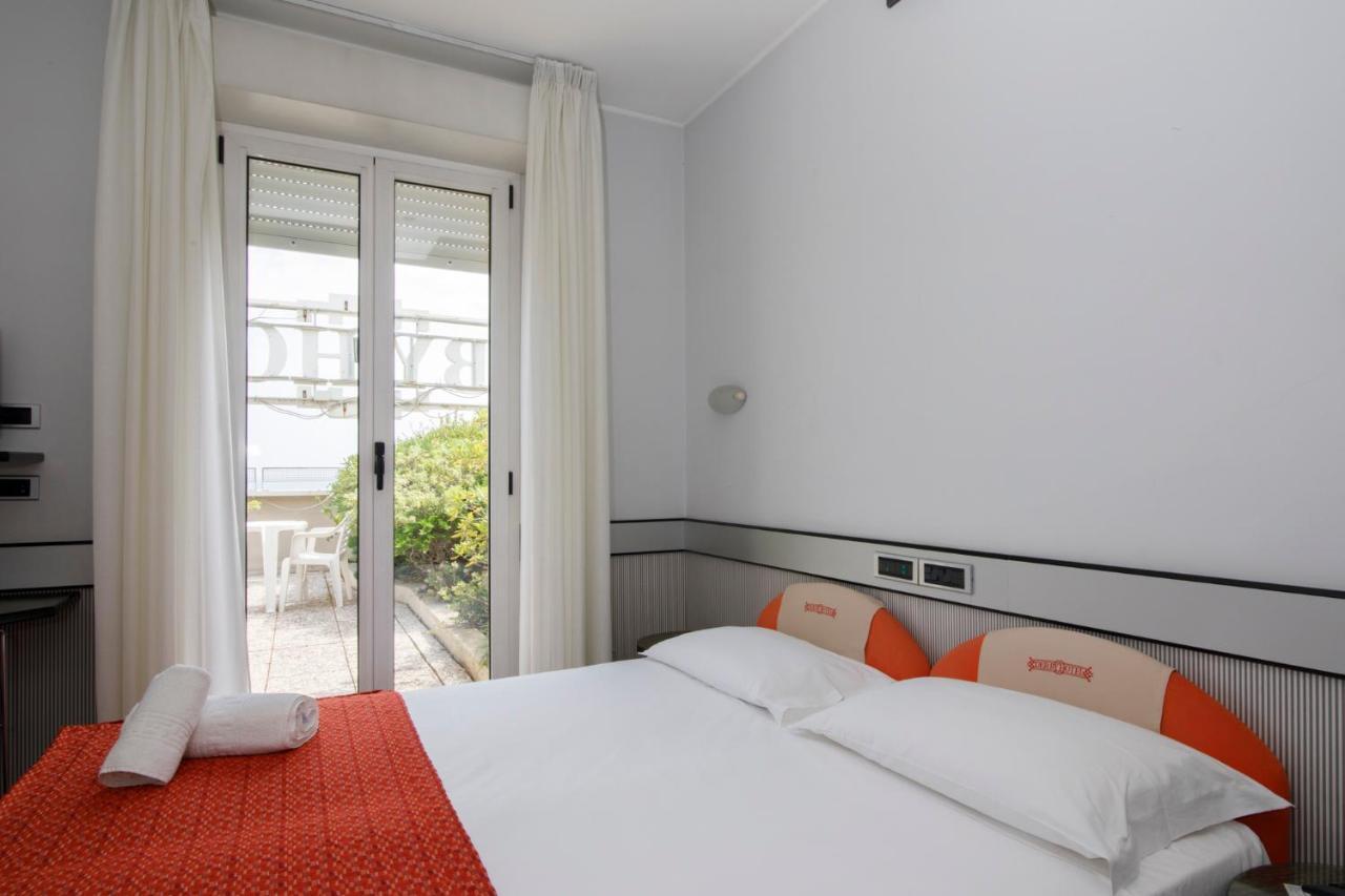 Hotel Derby Римини Екстериор снимка
