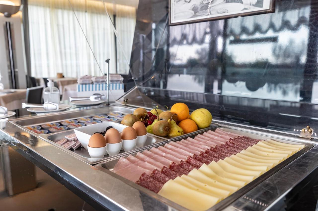 Hotel Derby Римини Екстериор снимка
