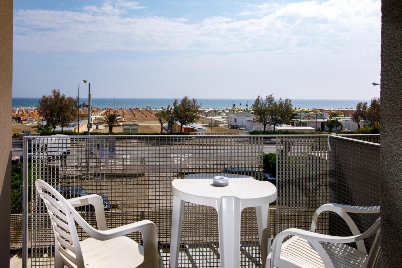 Hotel Derby Римини Екстериор снимка