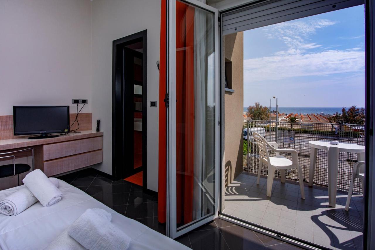 Hotel Derby Римини Екстериор снимка