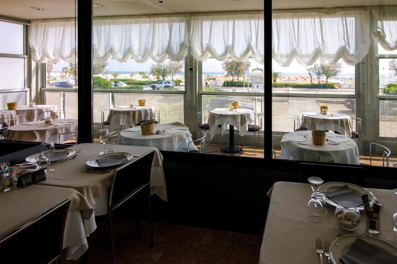 Hotel Derby Римини Екстериор снимка