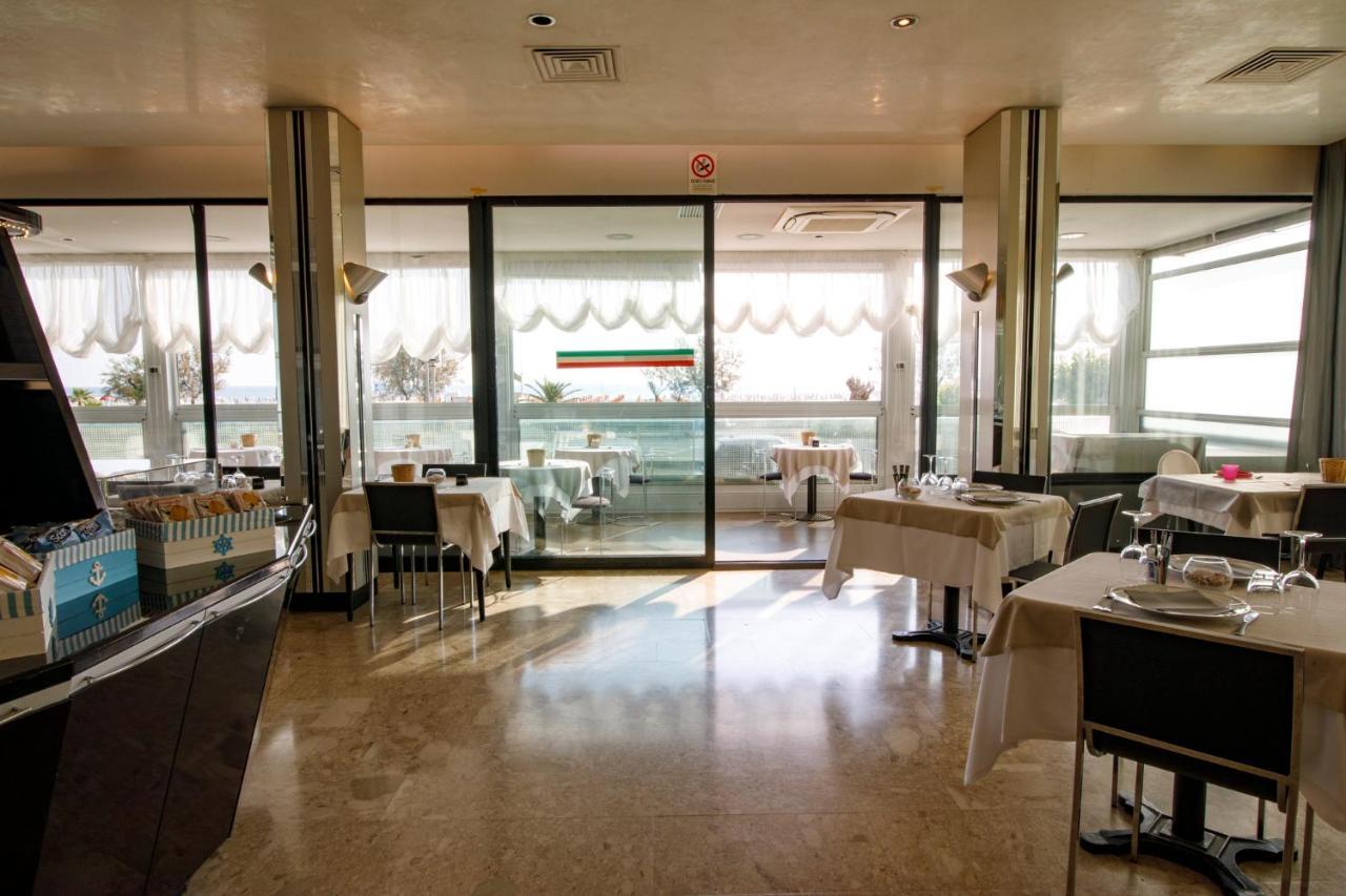 Hotel Derby Римини Екстериор снимка