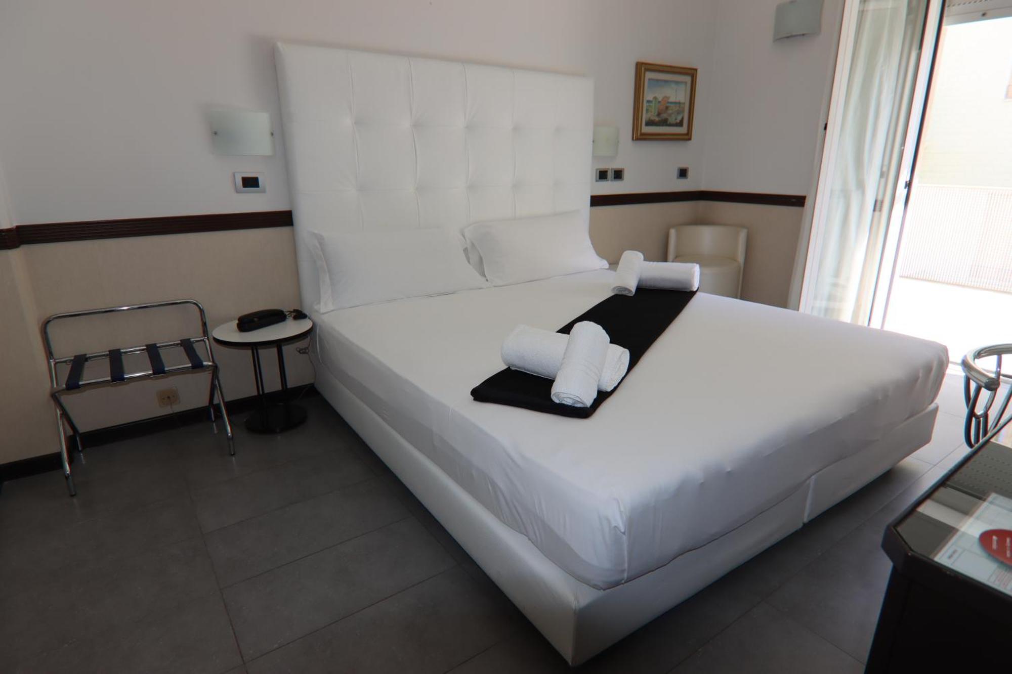 Hotel Derby Римини Екстериор снимка